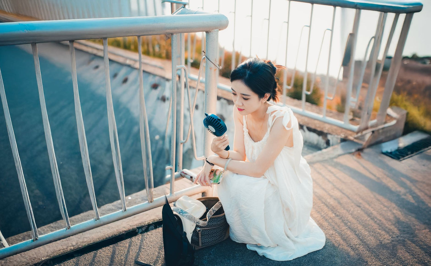 Lifestyle — 4000mAh Turbo Handheld Fan